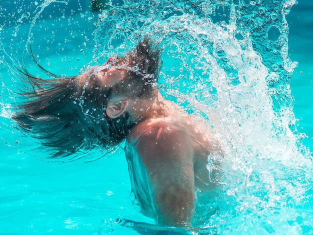 Jeune homme aux projections d'eau