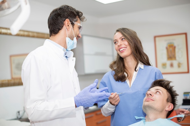 Jeune homme, avoir, chekup dentaire, chez, dentiste