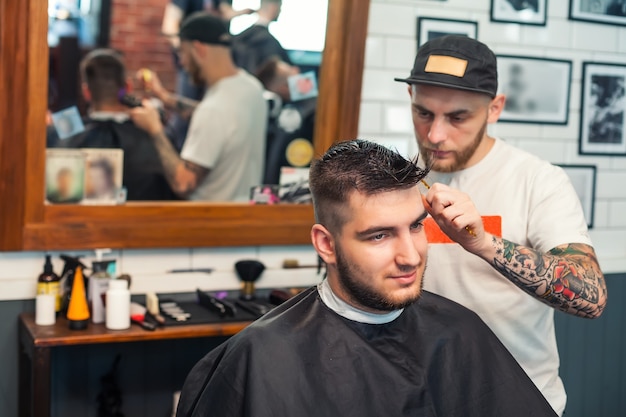 Jeune homme ayant les cheveux coupés