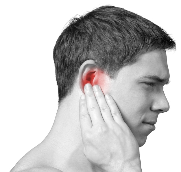 Jeune homme ayant des douleurs à l'oreille isolated on white