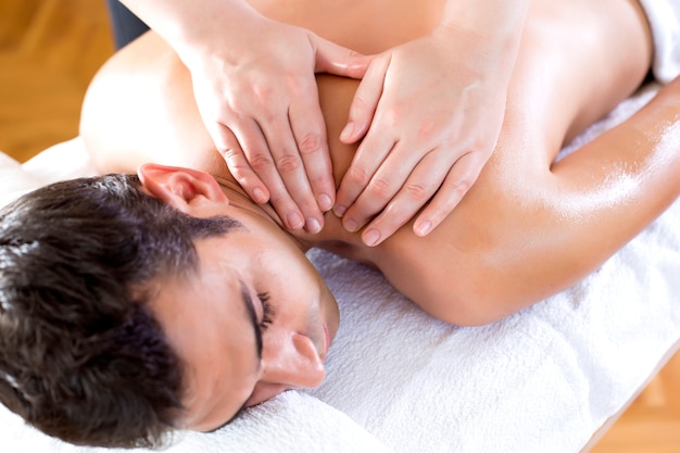 Jeune homme ayant un massage