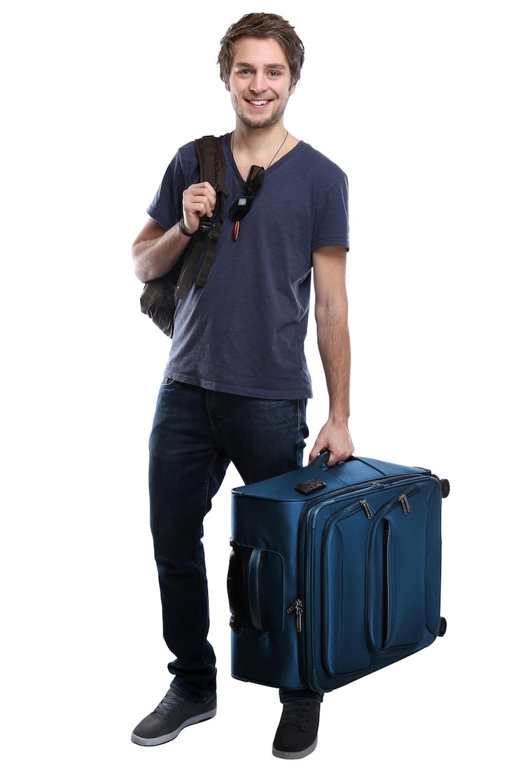 Photo jeune homme avec bagages voyage vacances vacances souriant isolé
