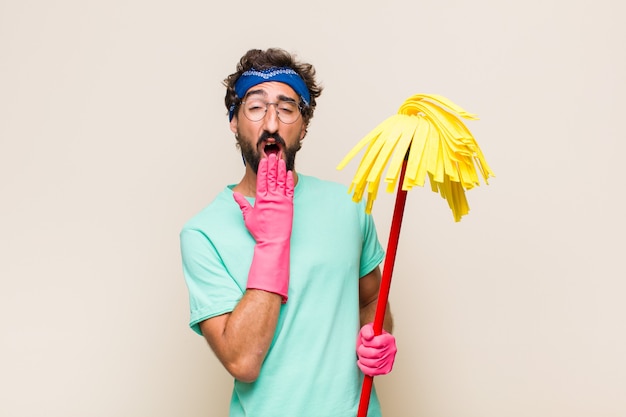 Photo jeune homme bâillant paresseusement tôt le matin, se réveillant et à la somnolence, fatigué et ennuyé