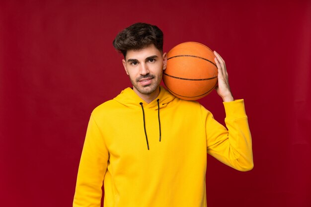 Jeune homme avec une balle de basket