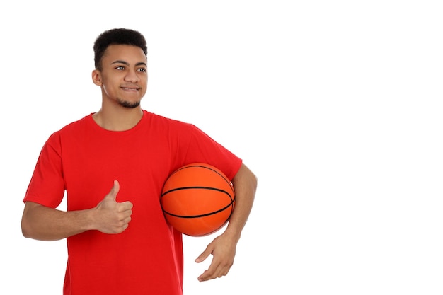 Jeune homme avec ballon de basket isolé sur fond blanc