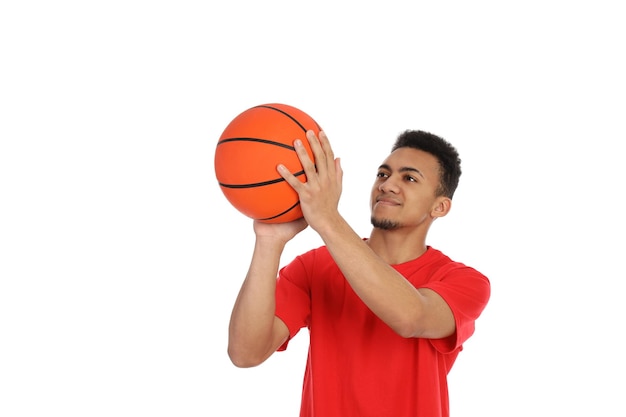 Jeune homme avec ballon de basket isolé sur fond blanc