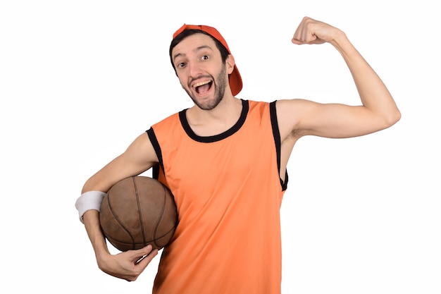 Jeune homme avec ballon de basket