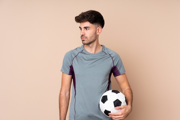 Jeune homme avec ballon de foot