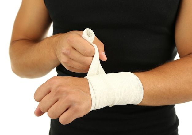Photo jeune homme avec un bandage élastique à la main isolé sur blanc