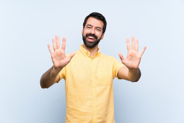 Jeune homme à la barbe comptant dix avec les doigts