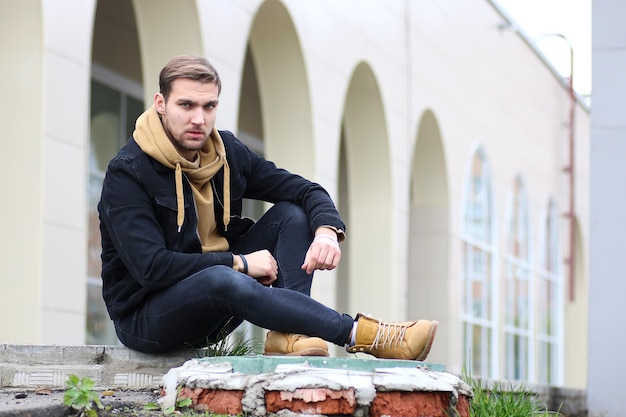 Jeune homme à barbe dans un parc en automne