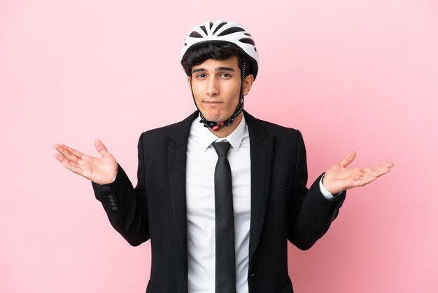 Jeune homme avec barbe sur fond blanc isolé souriant