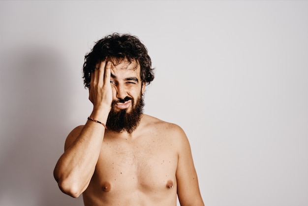 jeune homme avec une barbe sur fond blanc