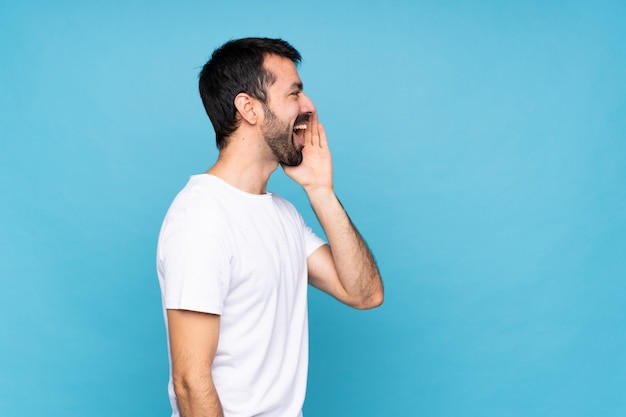 Jeune homme, à, barbe, isolé, crier, bouche, ouvert, latéral