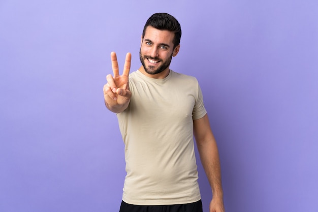 Jeune homme à la barbe isolé sur violet