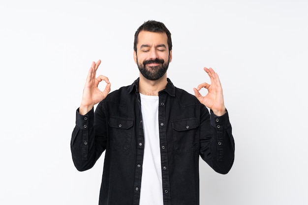 Jeune homme à la barbe en pose zen