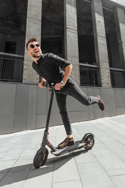 Jeune homme barbe sur scooter électrique