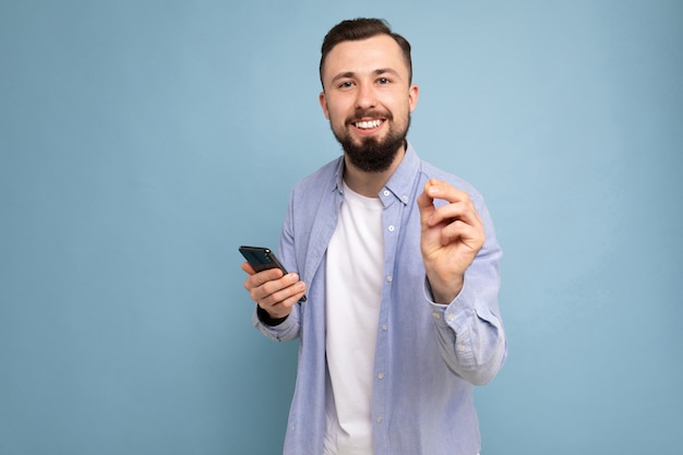 un jeune homme avec une barbe