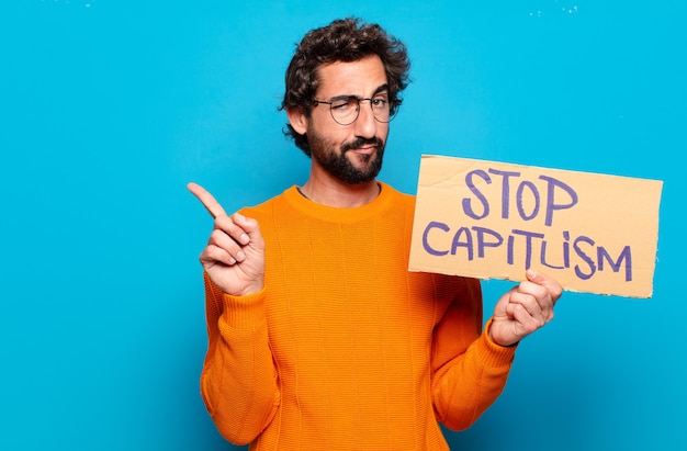 Le jeune homme barbu arrête le concept de capitalisme