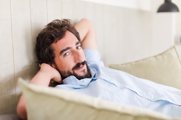 Jeune homme barbu au repos à la maison