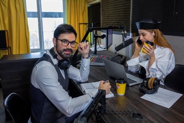 Jeune homme barbu aux cheveux noirs et une jeune femme au studio