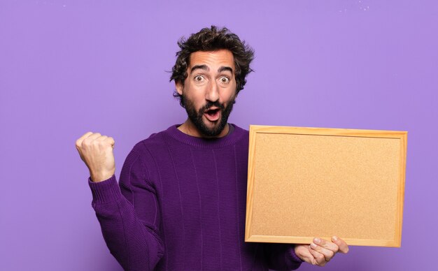 Jeune homme barbu avec une bannière vierge