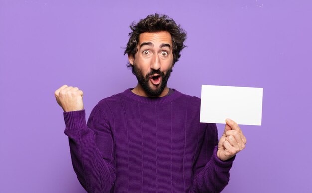 Jeune homme barbu avec une bannière vierge