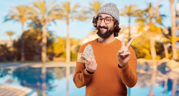 Jeune homme barbu avec des billets