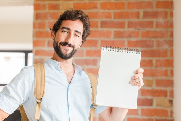 Jeune homme barbu avec un carnet de notes