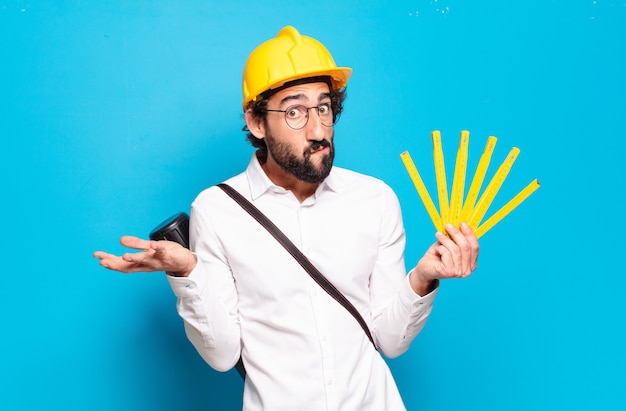 Jeune homme barbu avec casque jaune