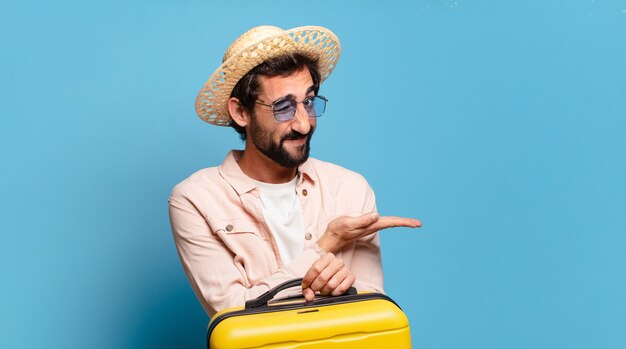 Jeune homme barbu avec chariot jaune