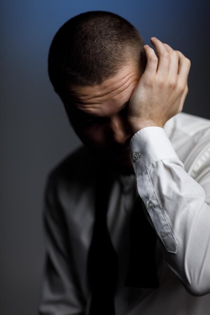 Jeune homme barbu en chemise blanche et noeud papillon