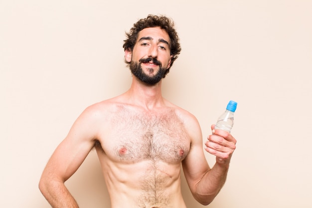 Jeune homme barbu cool avec une bouteille d'eau