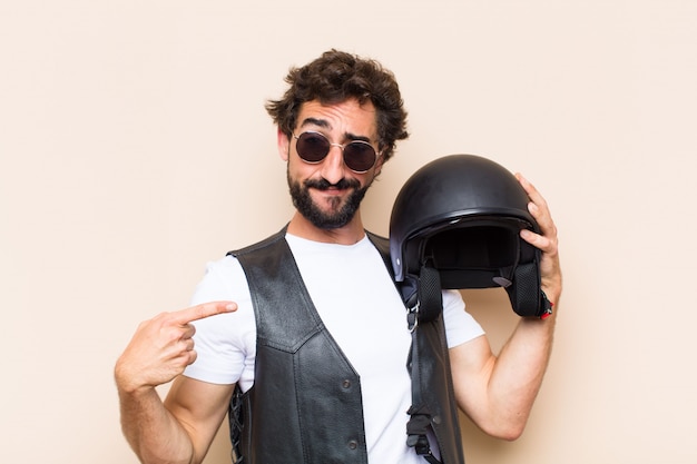 Jeune homme barbu cool avec un casque pointant vers la droite