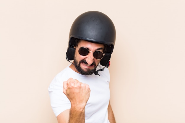 Jeune homme barbu cool expression en colère avec un casque