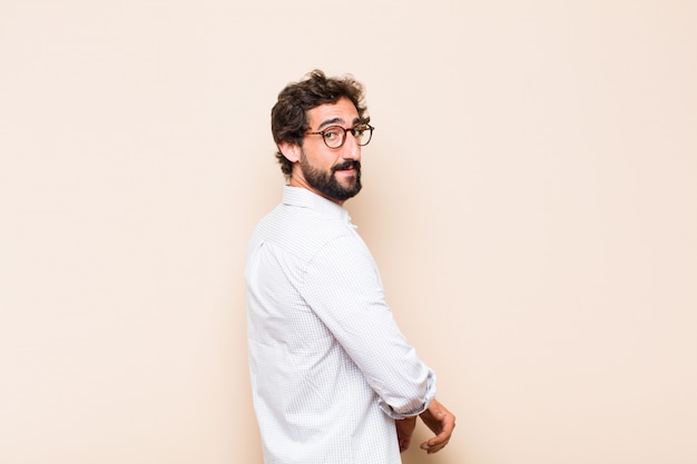 Jeune homme barbu cool avec une expression fière et satisfaite