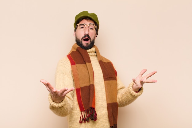 Jeune homme barbu cool jouant de l'opéra ou chantant lors d'un concert ou d'un spectacle, se sentant romantique, artistique et passionné