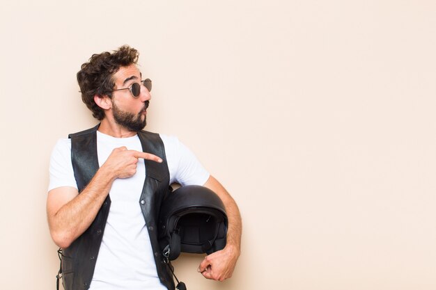 Jeune homme barbu cool pointant vers le côté