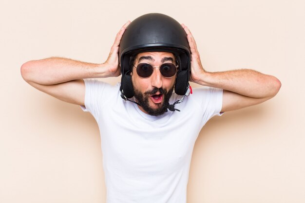 Jeune homme barbu cool surpris avec un casque