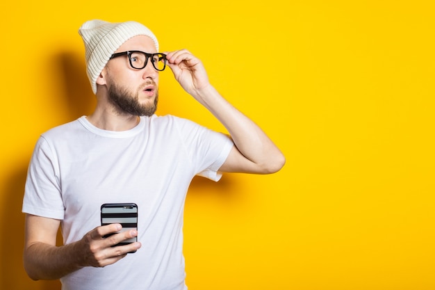 Jeune homme barbu dans un chapeau et des lunettes