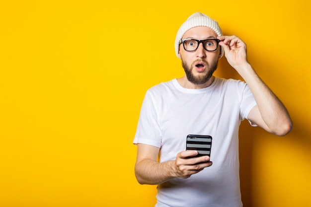 Jeune homme barbu dans un chapeau et des lunettes