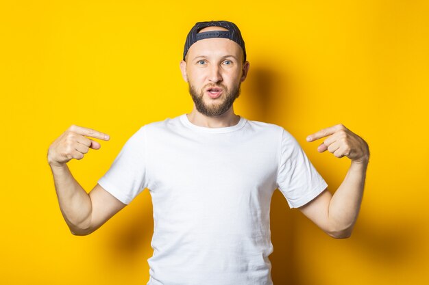 Jeune homme barbu dans un T-shirt blanc sans inscription