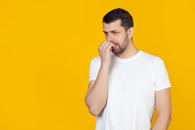 Jeune homme barbu dans un t-shirt blanc