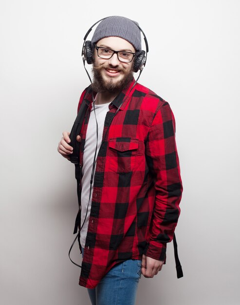 jeune homme barbu, écoutant de la musique