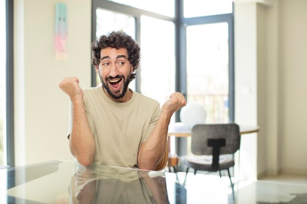 Photo jeune homme barbu avec un espace de copie sur une table