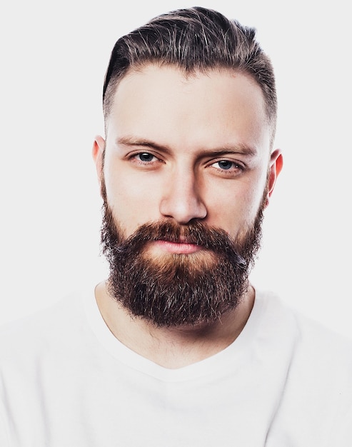 Jeune homme barbu sur fond blanc Concept de style de vie et de personnes