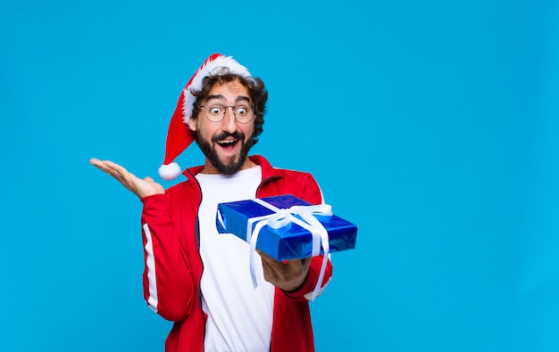 Jeune homme barbu fou avec Bonnet de Noel. Concept de noel