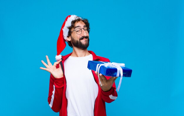 Jeune homme barbu fou avec Bonnet de Noel. Concept de noel