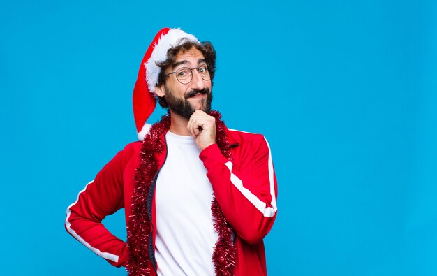 Jeune homme barbu fou avec Bonnet de Noel. Concept de noel