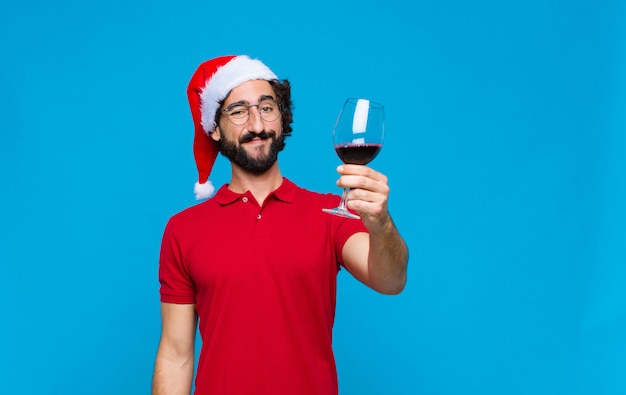 Jeune homme barbu fou avec Bonnet de Noel. Concept de noel